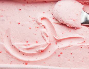 Prepara un rico helado de fresa en casa