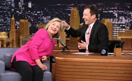 Bromea Hillary sobre cabello de Donald Trump