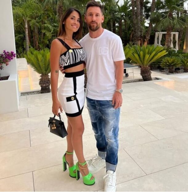 Esposa de Messi combina top y minifalda con zapatos verde neón