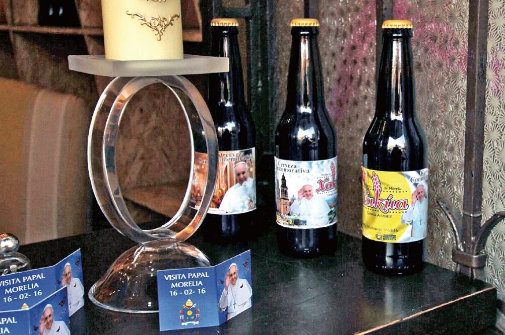 En las inmediaciones del estadio, comerciantes ofrecían todo tipo de producto s alusivos a la visita del religioso argentino, como cerveza artesanal (CARLOS ARRIETA. EL UNIVERSAL)