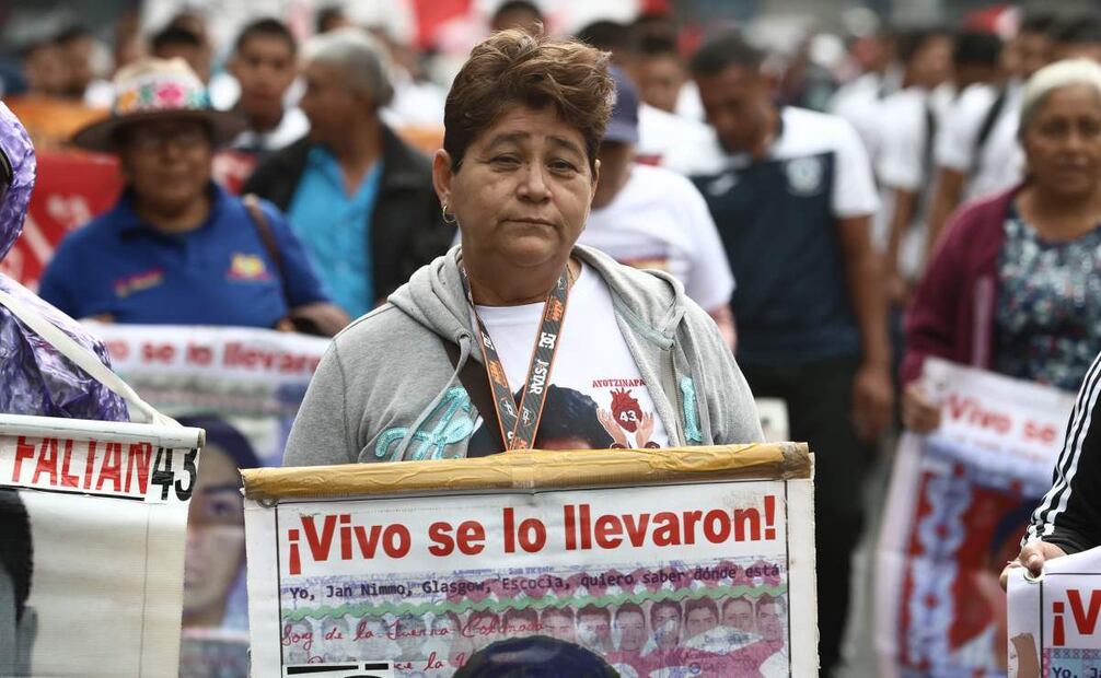 Marcha de los padres de los 43 normalistas desaparecidos en Iguala, Guerrero, hace 10 años. Foto: Gabriel Pano/ EL UNIVERSAL