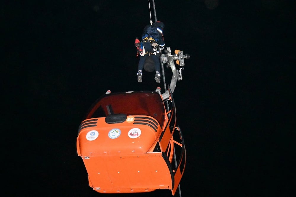 Una foto facilitada por el gobierno de Antalya muestra a un miembro del equipo de búsqueda y rescate intentando llegar a la cabina de un teleférico tras un accidente en Antalya, Turquía. Una persona murió y al menos 11 resultaron heridas, según el ministro del Interior, Ali Yerlikaya, al chocar la cabina de un teleférico con un poste. FOTO: EFE