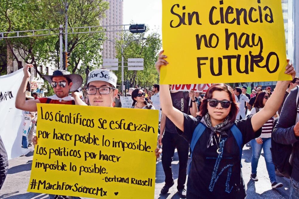El contingente de investigadores y estudiantes partió del Ángel de la Independencia. Organizadores estiman que asistieron 8 mil personas (JUAN CARLOS REYES. EL UNIVERSAL)