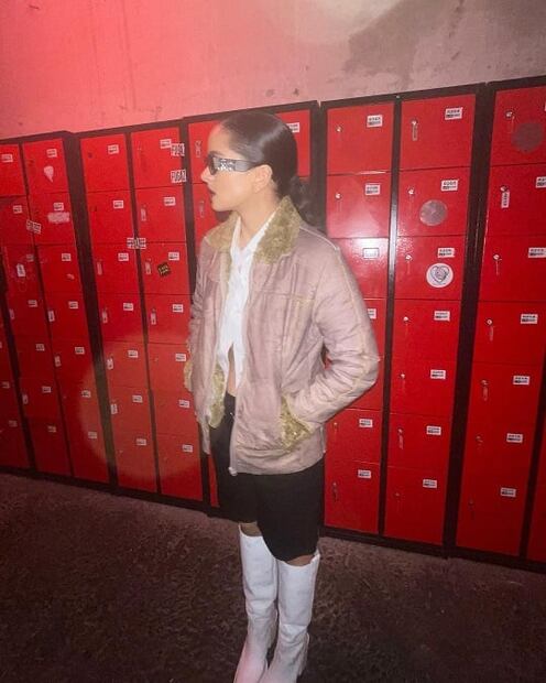 Rosalía muestra cómo llevar botas blancas en invierno