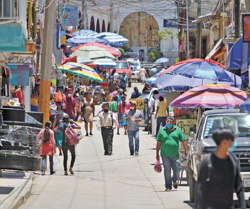 En el municipio de Tlapa la Comisión para la Protección contra Riesgos Sanitarios de Guerrero realizó operativos para localizar el denominado “destilado de agave y/o licor de agave” de la marca Rancho Escondido. Foto: SALVADOR CISNEROS/ EL UNIVERSAL