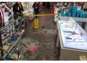 Ladrones comen en Sanborns Perinorte y luego con mazos roban joyas y computadoras de sucursal