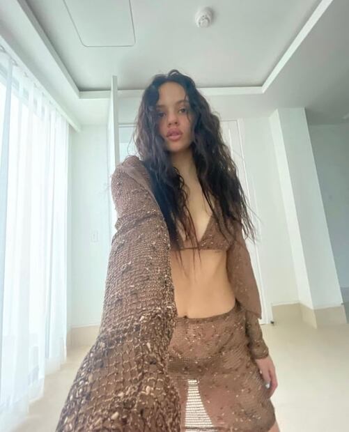 Rosalía enciende Instagram con diminuto bikini de red