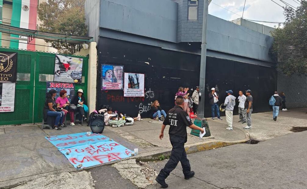 A las afueras de los juzgados, familiares se manifestaron para exigir justicia para la víctima, pero se negaron a dar declaraciones.
Foto: Especial.