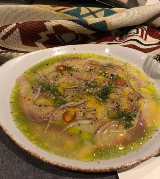 Aprende sobre vino mientras disfrutas cocina de brasa y leña