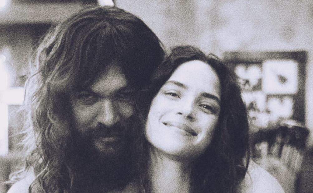 Jason Momoa cumple 46 años y su novia Adria Arjona presume esta y otras fotos con él en redes.