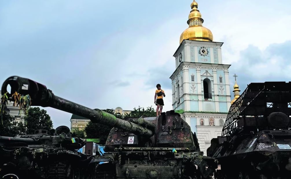 Un niño se para arriba de un tanque ruso destruido, exhibido frente al Monasterio de San Miguel de las Cúpulas Doradas, en Kiev. Foto: Jae C. Hong/AP