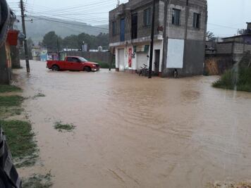 Declaran emergencia en 21 municipios de Oaxaca por "Narda" 