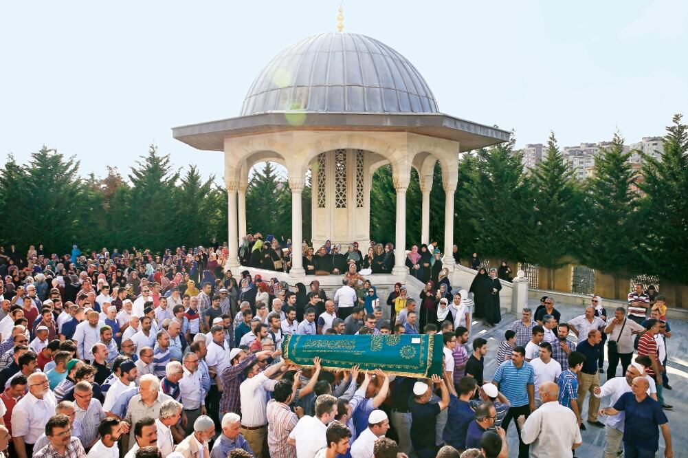 Cientos de personas dieron ayer el último adiós a Muhammed Eymen Demirci, una de las víctimas del triple atentado del martes. Demirci, de 25 años, trabajaba en el aeropuerto de Ataturk, el tercero más concurrido de Europa (LEFTERIS PITARAKIS. AP)