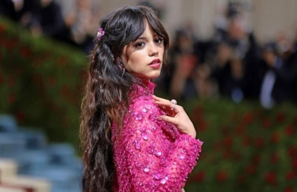 Jenna Ortega deslumbra en vestido transparente Dolce & Gabbana
