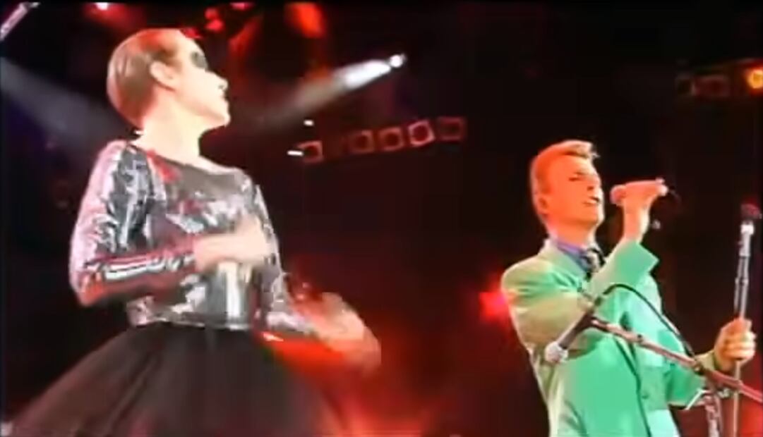 La cantante escocesa Annie Lennox, famosa por canciones como "Sweet Dreams" con la banda The Eurythmics, se unió a David Bowie para cantar "Under Pressure", tema que nació por la colaboración de Bowie con Queen diez años antes. Captura de pantalla.