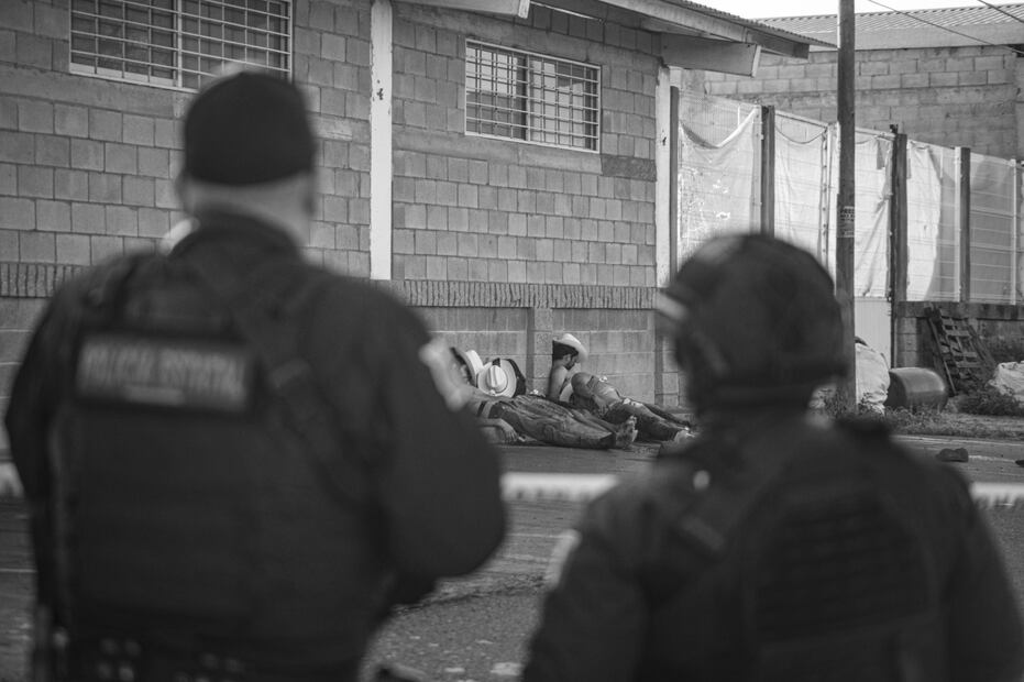 Culiacán, Sinaloa, 15 de septiembre 2024.- Cinco hombres fueron encontrados asesinados a balazos, con las manos atadas hacia atrás, durante la mañana de este domingo 15 de septiembre, frente a un conocido parque acuático en la salida sur de Culiacán. Según informes de las autoridades, las víctimas, de entre 25 y 35 años de edad y de complexión regular, vestían en su mayoría shorts tipo bermuda, calcetines y estaban sin playera, mientras que otros llevaban pantalón de mezclilla y camisa. El reporte se registró alrededor de las 6:50 de la mañana, cuando se informó al centro de mando sobre el hallazgo de los cinco cadáveres, que estaban tirados y recargados sobre la pared de una bodega ubicada frente al parque acuático. Esta zona ha sido escenario de varios enfrentamientos a balazos entre grupos armados y las Fuerzas Militares en los últimos días. Foto: José Betanzos / Cuartoscuro