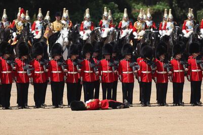Guardias se desmayan bajo el sol abrasador durante ensayo previo a Trooping the Colour en Londres