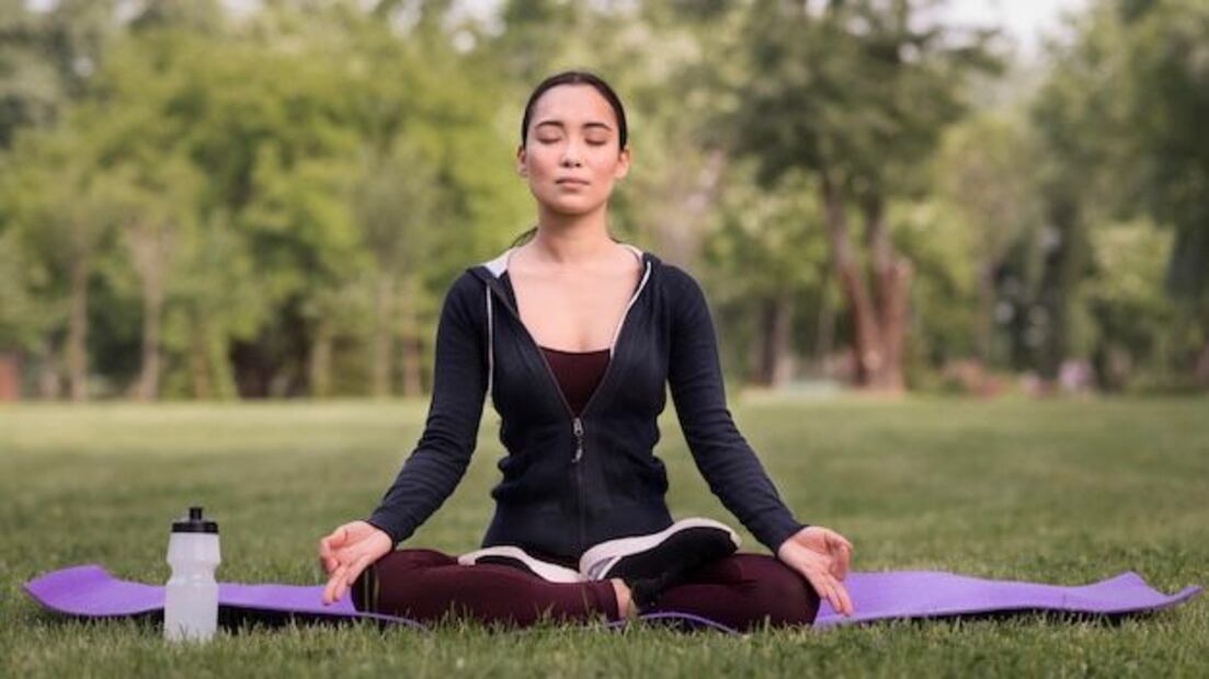 La Universidad de Harvard confirma que el yoga es una práctica efectiva. Fuente: Freepik.