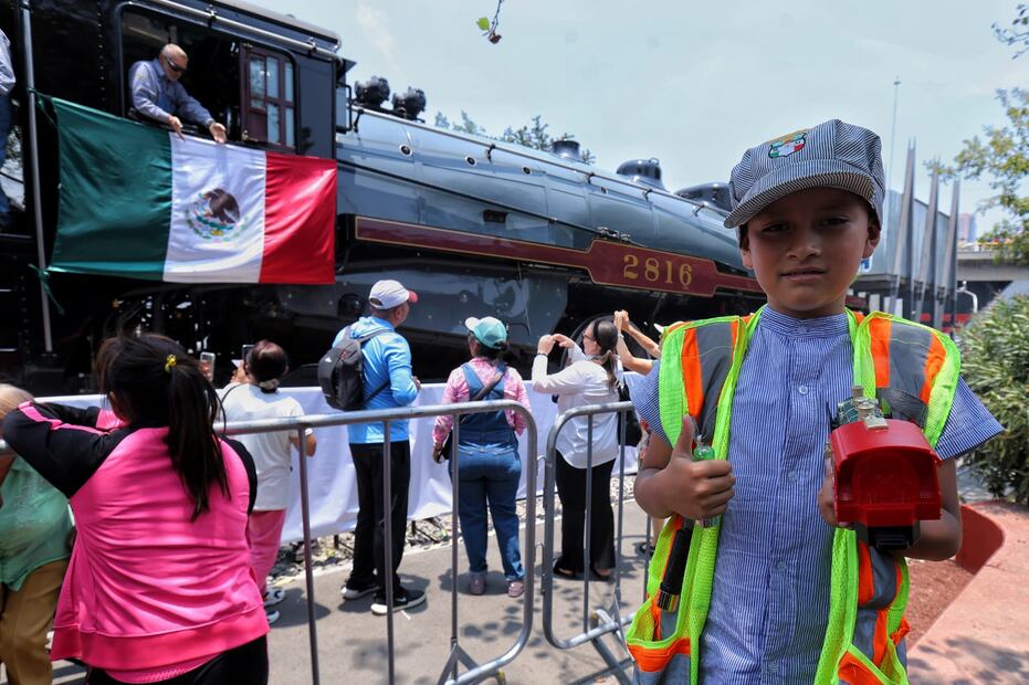 Cientos de personas se congregaron para apreciar a la locomotora procedente de Canadá. (Foto: Fernanda Rojas / El Universal)