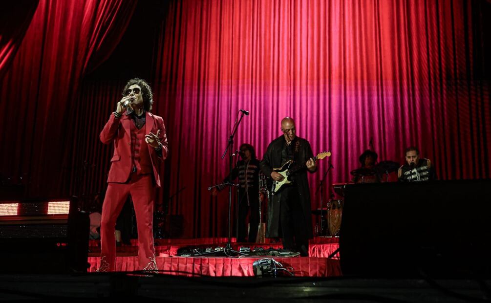 El cantante español Enrique Bunbury puso a cantar a los capitalinos con su gira Huracán Ambulante en el Estadio GNP
FOTO: Gabriel Pano/El Universal.