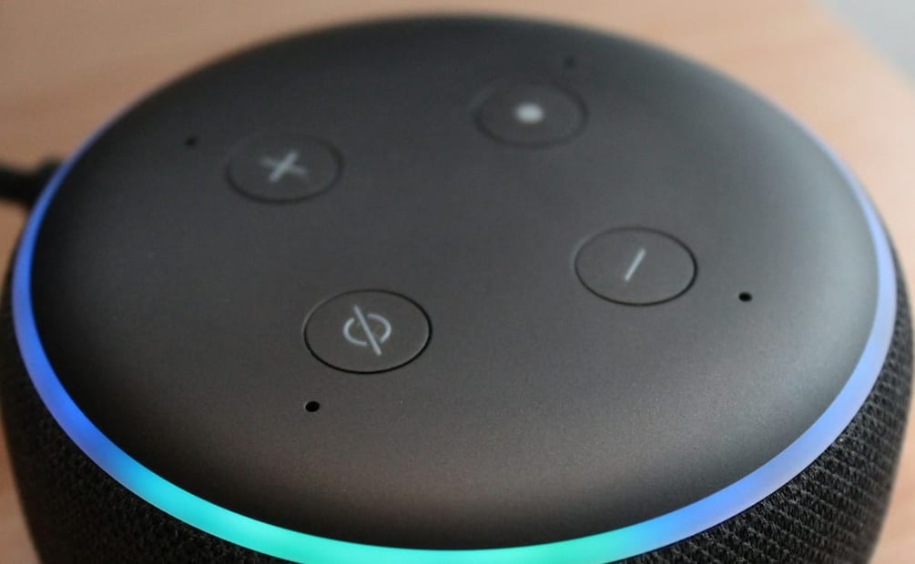 Alexa, la asistente de voz que te ayuda a cocinar, escuchar noticias, hacer la lista del mercado y más. Foto: Unsplash