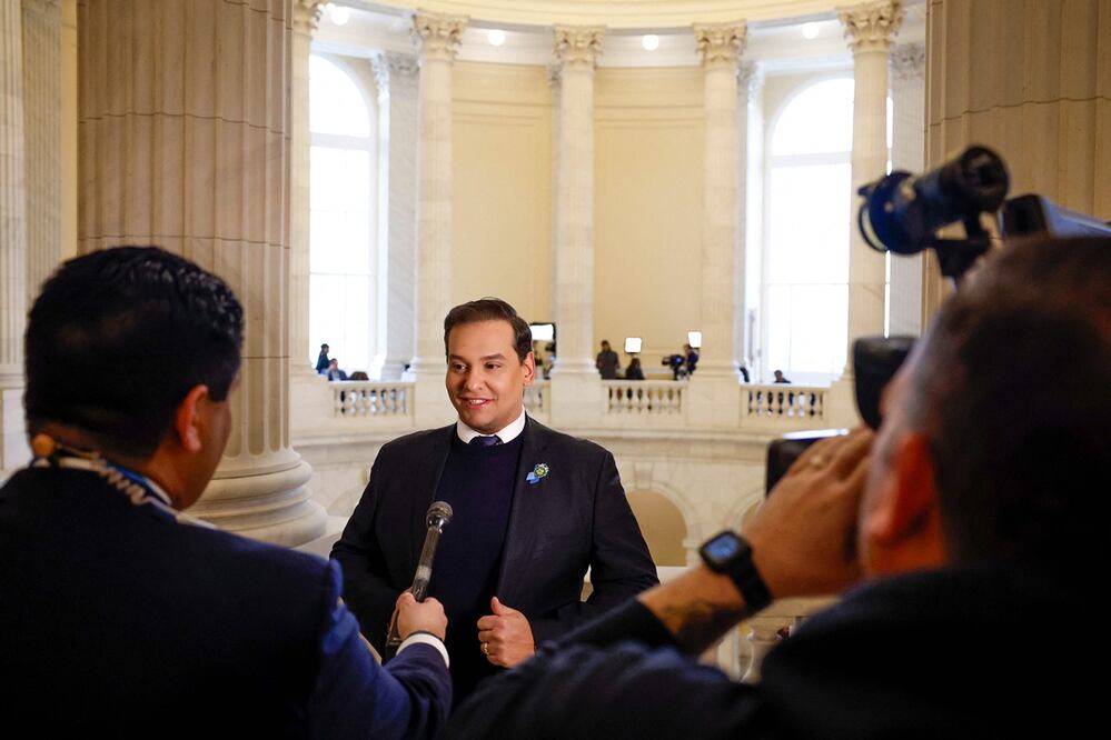 El representante George Santos, antes de una votación para expulsarlo de la Cámara de Representantes, en Washington. Foto: AFP