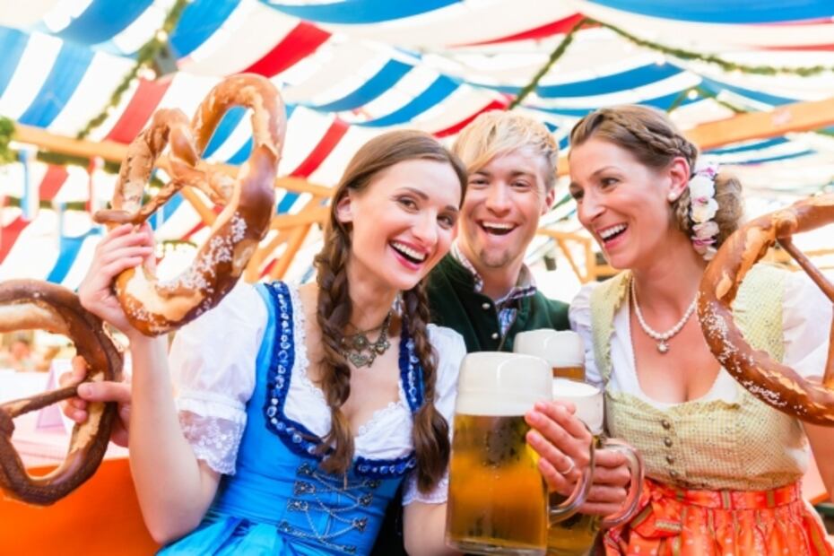 Asistentes al Oktoberfest usan los trajes típicos de la cultura folklórica alemana para beber y disfrutar también de la gastronomía local. Foto: archivo