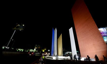 FOTOS: Así se volvieron a iluminar las Torres de Satélite tras siete años en penumbras