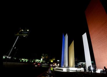 FOTOS: Así se volvieron a iluminar las Torres de Satélite tras siete años en penumbras