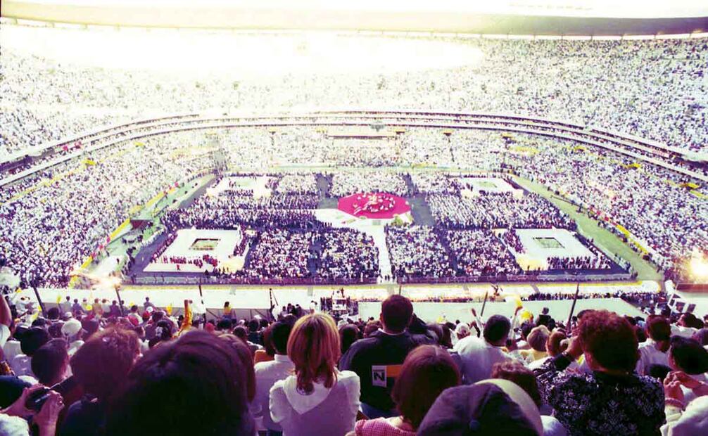 En enero de 1999, el Papa Juan Pablo II realizo una visita a la Ciudad de México para presidir el encuentro del pontífice con representantes de la iglesia, dio su mensaje de fraternidad en el Estadio Azteca, durante su mensaje expresó una postura contraria al tema del aborto. Foto: Alfonso Murillo/ Archivo EL UNIVERSAL.