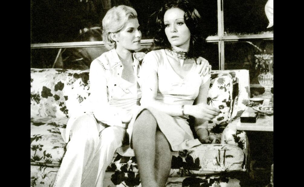 Un par de looks más modernos, a cargo de Izzo como vestuarista, serían lo de Angélica Chaín y Alma Muriel en “Cuando tejen las arañas” (1977) de Roberto Gavaldón. Cultura CDMX/AMAC.