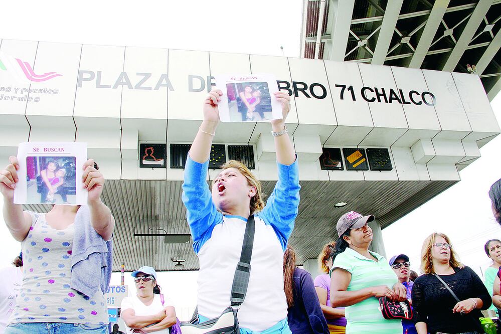 Al mediodía de ayer unos 200 habitantes de Ixtapaluca y Chalco exigieron a las autoridades esclarecer la muerte de las menores. Bloquearon durante más de una hora la autopista México-Puebla, a la altura de la unidad San Buenaventura (ESPECIAL)
