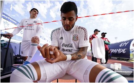 Alexis Vega presume que se puso diamantes en los dientes