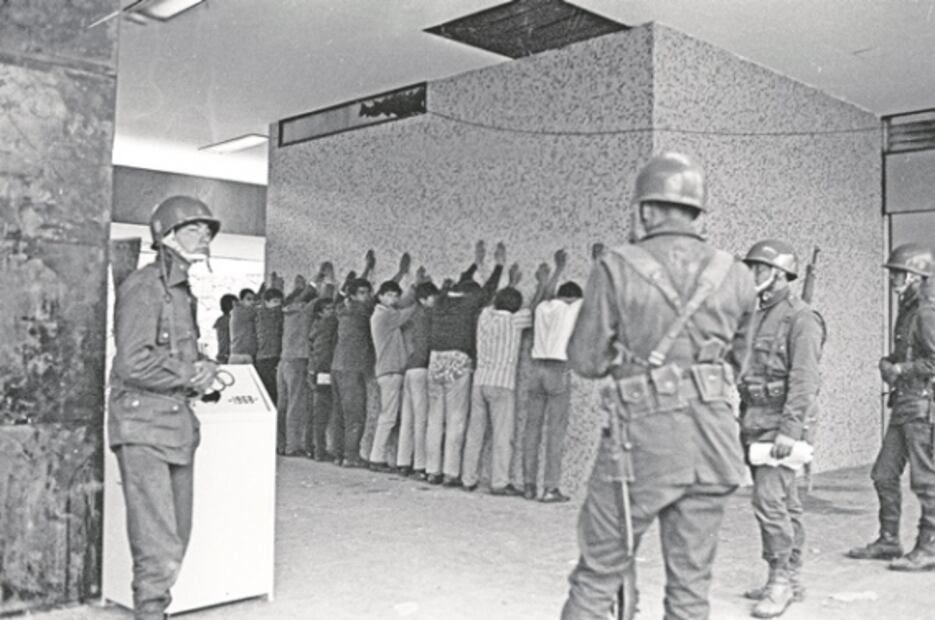 Militares ingresan a edificios de Tlatelolco. Foto: Especial
