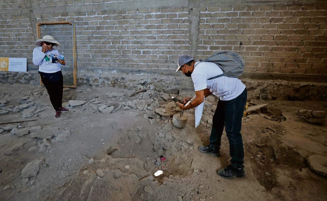 Los buscadores observaban con atención el suelo del predio, tratando de localizar algún indicio olvidado. (21/03/2025) Foto: Diego Simón Sánchez | El Universal