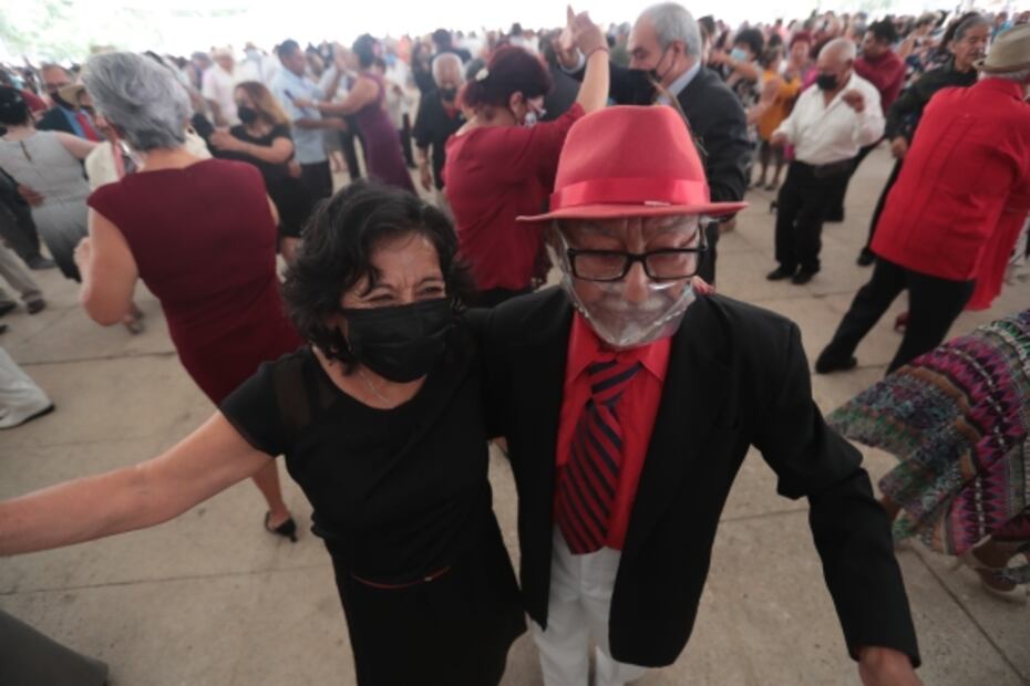 Con mega danzón festejan en CDMX el día del Adulto Mayor