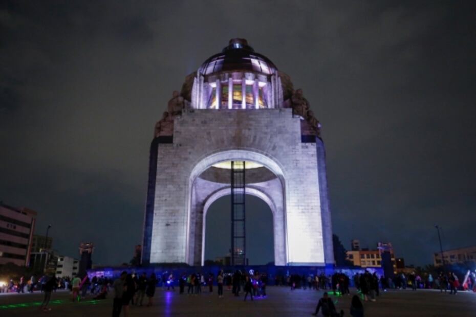 Festejan vacunación en CDMX con monumentos iluminados