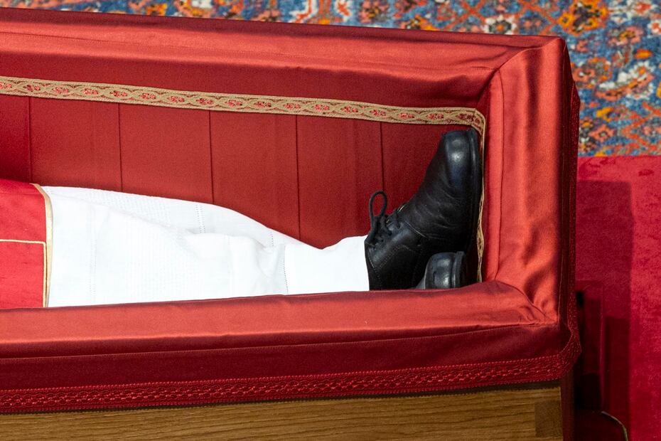 Detalle de los zapatos ligeramente desgastados del papa Francisco en el ataúd mientras su cuerpo yace en el altar en la Basílica de San Pedro, en la Ciudad del Vaticano. Foto: EFE