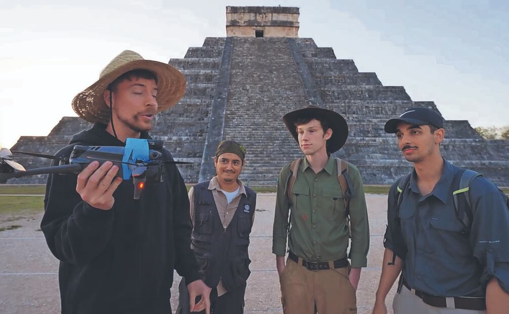 A lo largo de su video, cuyo título cambió de “Sobreviví 100 horas en un templo antiguo” a “Exploré Templos de 2000 Años de Antigüedad” tras la polémica, MrBeast y su equipo visitan diversas áreas de Calakmul, Balancanché y Chichén Itzá, para lo cual tenían permiso, según las autoridades. imágenes: https://www.youtube.com/watch?v=-4GmbBoYQjE