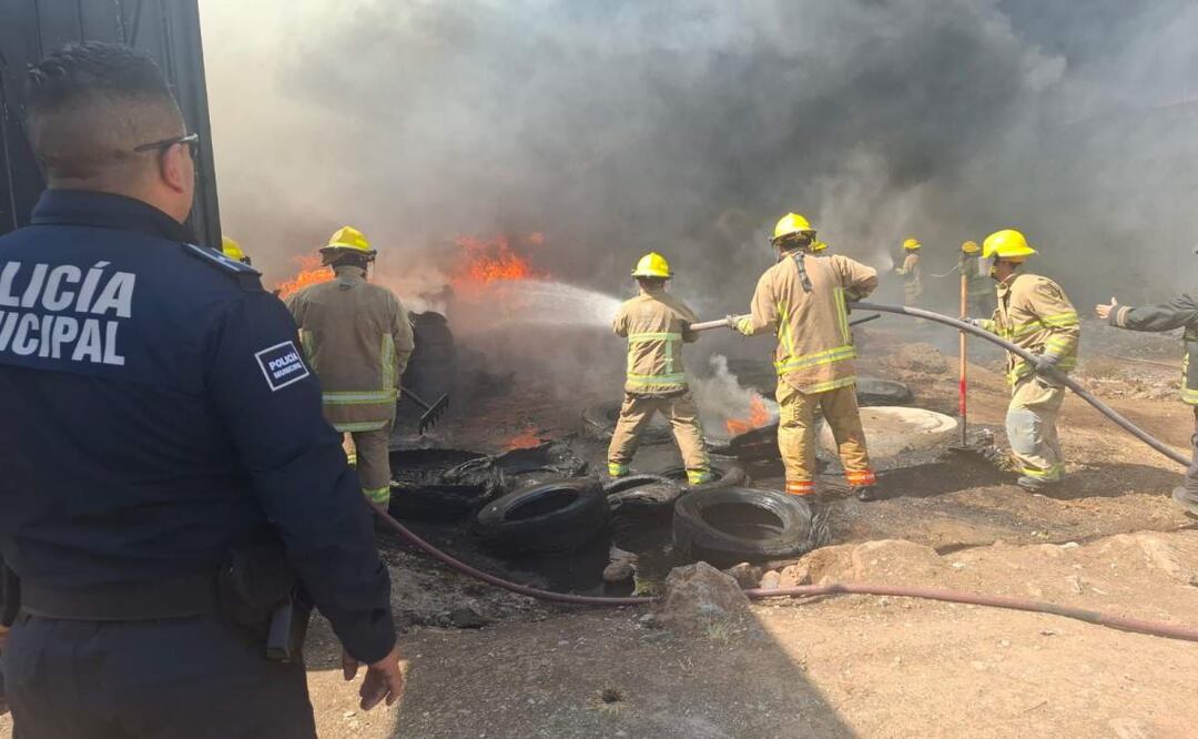 Bomberos controlan un incendio en un predio de Hidalgo que consume al rededor de 500 llantas (04/04/2025). Foto: Especial