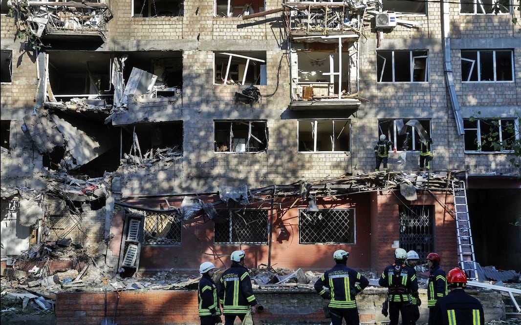 Rescatistas ucranianos trabajan en un edificio dañado tras los ataques masivos con drones y misiles rusos contra Kiev, Ucrania, el 4 de julio de 2025. Foto: EFE