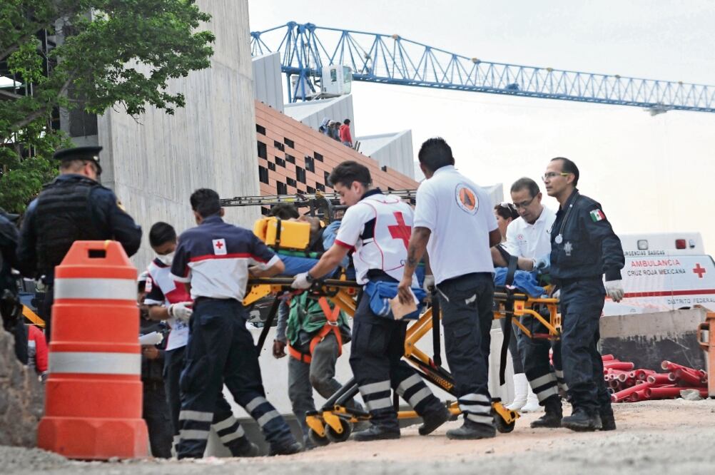 Los servicios de emergencia realizaron labores de rescate y trasladaron a los heridos de gravedad a la Cruz Roja de Polanco y al Hospital de Traumatología Sur del IMSS. (HUGO GARCÍA. EL UNIVERSAL)