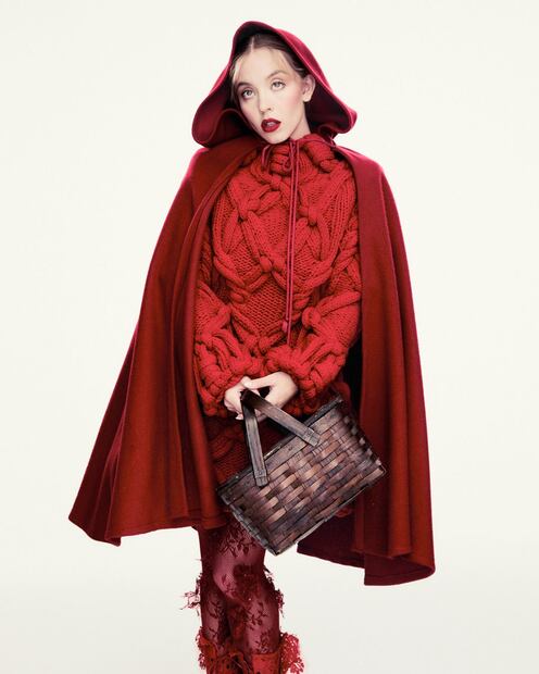 La actriz posa con vestuario de McQueen inspirado en Caperucita Roja. Foto: Especial. W Magazine (Carlijn Jacobs)