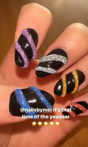 Dua Lipa presume sus uñas de Navidad con relieve