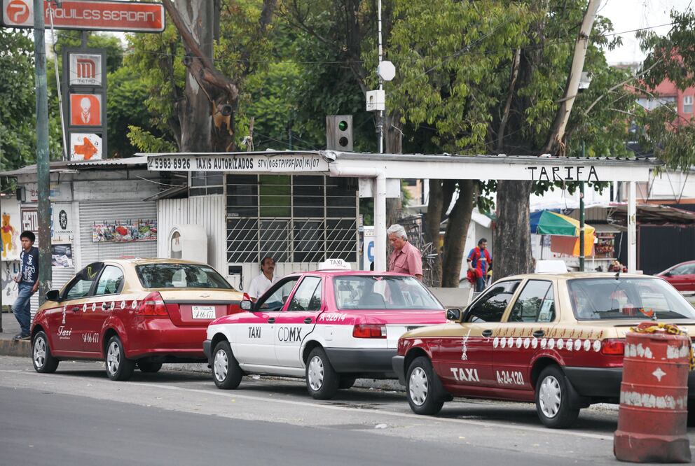 Alrededor de 250 líderes administran 657 bases de taxis. De los 140 mil unidades que circulan en la ciudad 75 mil 033 pertenecen a estos sitios. (VALENTE ROSAS. EL UNIVERSAL)
