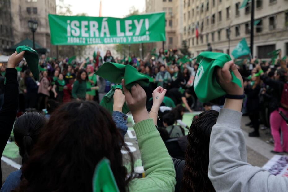 En el Día por la Despenalización y Legalización del Aborto, chilenas salieron a las calles en Santiago para realizar un "pañuelazo" y defender la ley de interrupción del embarazo en el país sudamericano frente a enmiendas aprobadas por la derecha en el Consejo Constitucional que, en caso de establecerse en la carta fundamental, pondrían en riesgo la norma. FOTO: JAVIER MARTÍN. EFE