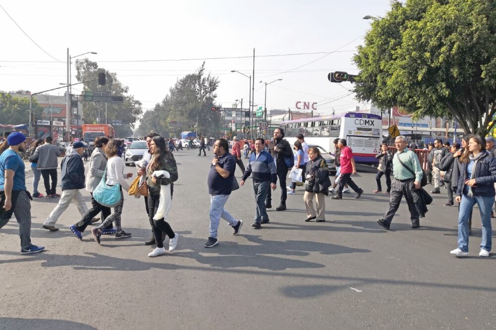 Este es uno de los cruces que será rehabilitado por la administración capitalina, el cual carece de señalizaciones, balizamiento, semáforo peatonal e incluso no hay cebras en el asfalto para que los peatones puedan cruzar (EDUARDO HERNÁNDEZ. EL UNIVERSAL)