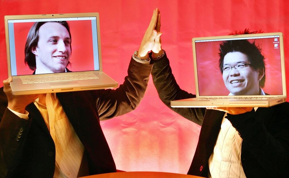 Fotografía de Chad Hurley y Steve Chen, dos de los fundadores de YouTube. En su edición del 22 de octubre del 2006, EL UNIVERSAL recuperó una entrevista que Chen dio sobre su revolucionario sitio web; “proporcionamos un escenario donde todo el mundo puede participar y ser visto”, dijo el co-fundador. Foto: Tony Avelar/AP.