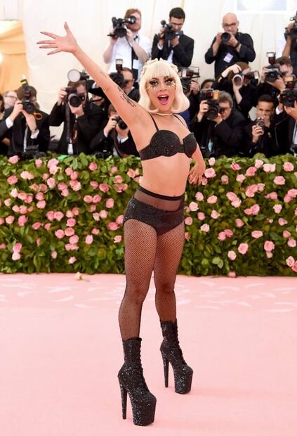 Lady Gaga sorprende en la gala del MET