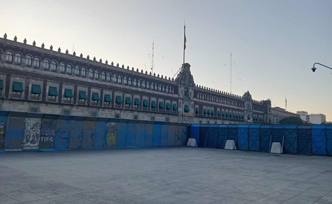 Palacio Nacional y Catedral amanecen blindados con vallas. Foto: Pedro Villa y Caña / EL UNIVERSAL